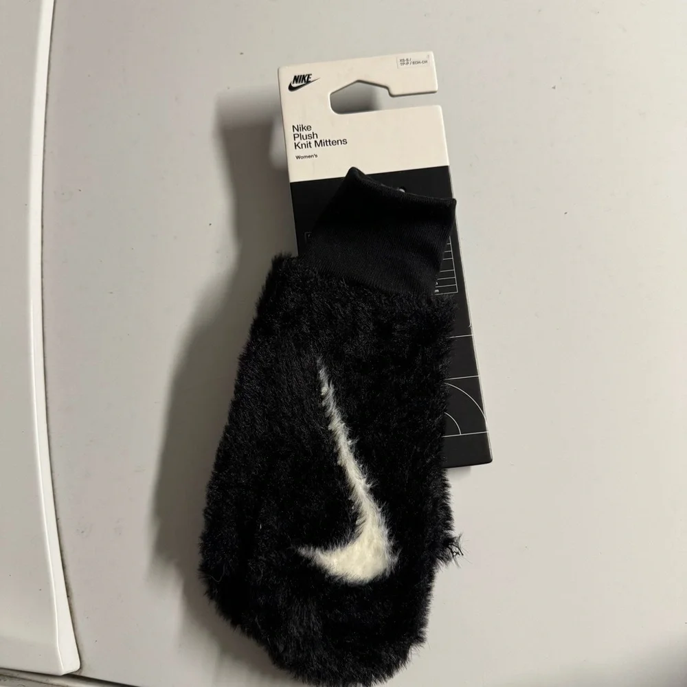 NWT Nike plush knit mittens black white swoosh gloves